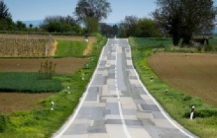 Slavonya’daki bin yamalı yol, turistlerin ilgi odağı