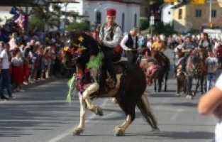 511. Ayvaz Dede Şenlikleri'ne katılan atlılar Donyi Vakuf'ta coşkuyla karşılandı