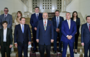 AB'den Batı Balkanlar'a yatırım sözü