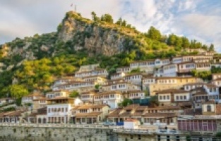 Arnavutluk turistlere PCR testi zorunluluğunu kaldırdı