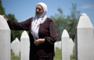 Soykırımda üç oğlunu kaybeden Boşnak annenin isyanı: "Srebrenitsa bugün de özgürce dolaşan Mladiç’lerle dolu"