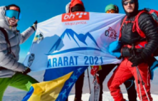 Ağrı Dağı zirvesinde Bosna Hersek bayrağı