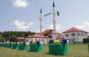 Priyedor’da Sırpların katlettiği 12 sivil toprağa verildi