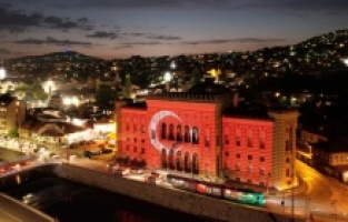 "Saraybosna’nın hafızası" olarak anılan Vijecnica'ya Türk bayrağı yansıtıldı