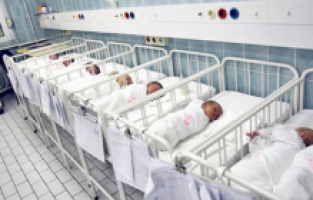 Sırbistan, çocuk yapan ailelere 5 bin avro ödeyecek