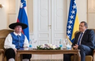 Sloven büyükelçi, güven mektubunu geleneksel kıyafetleriyle sundu