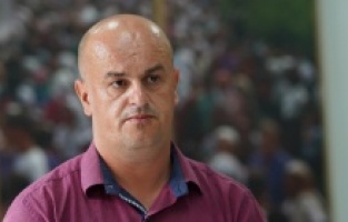 Srebrenitsalı Azir, çocuk yaşta öldürülen ağabeyinin kemiklerini 26 yıl sonra toprağa verecek