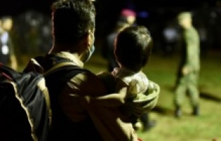 İlk Afgan mülteci grubu Kuzey Makedonya'ya ulaştı