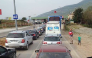 Kosova'nın Kovid-19 tedbirleri Arnavut yolcuları kızdırdı