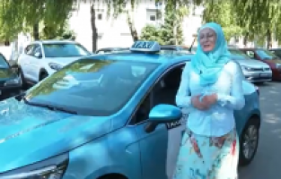 Zagreb'in başörtülü Türk taksicisi ilgi odağı oldu