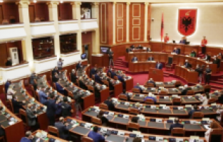 Arnavutluk, milletvekillerine aşı zorunluluğu getirdi
