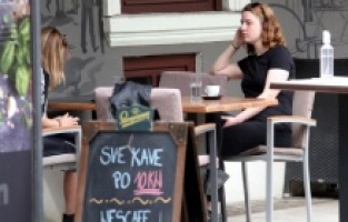 Hırvatistan'da kafeler 9 ay sonra yeniden açıldı