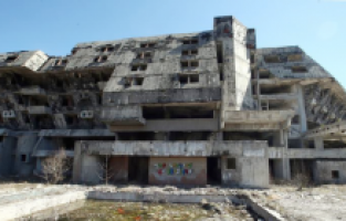 Savaşın sessiz tanığı 20 yıldır alıcı bekliyor