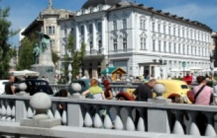 Slovenya'da kamu çalışanlarına aşı olma zorunluluğu getirildi