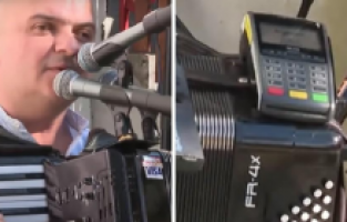 Akordiyonuna pos cihazı bağlayan Bosnalı müzisyene yoğun ilgi