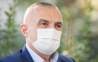 Arnavutluk hükümetine salgınla mücadele eleştirisi