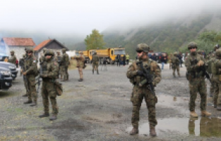 Kosova ve Sırbistan, 'plaka' krizini sonlandıran anlaşma gereği birliklerini geri çekti