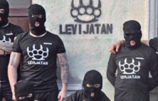 PCR testleri olmadığı için Kosova’ya giremeyen aşırı sağcılar alay konusu oldu