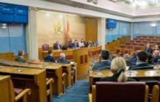 Sırbistan, Srebrenitsa soykırımı tasarısını destekleyen siyasetçilerden intikam mı alıyor?