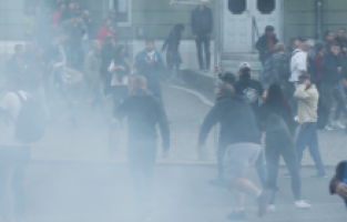 Slovenya’da göstericiler polisle çatıştı