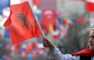 Arnavutlar Bayrak ve Bağımsızlık Günü'nü kutluyor