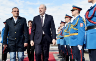 Karadağ Başbakanı Krivokapic'e Sırbistan'da "kot pantolonlu" karşılama