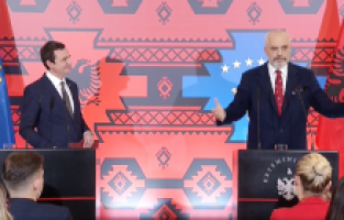 Kosova ve Arnavutluk hükümetleri 13 anlaşma imzaladı