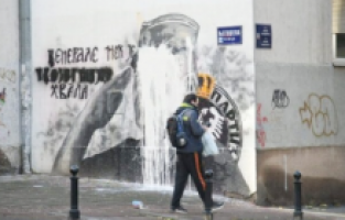 Mladiç’in duvar resmine bir kova kireç döküldü