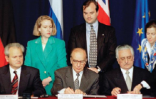 Dayton Anlaşması silahları sustursa da Bosna'daki birçok krizin ana kaynağı olmaya devam ediyor