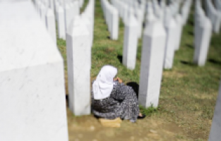 Guardian: "AB yetkilileri, Srebrenitsa soykırımını inkar yasasını değiştirmeyi planlıyor"
