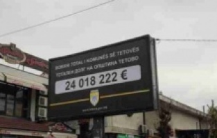 Kalkandelen’deki reklam panolarında borç duyurusu