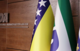 SDA: “Varhelyi iddialara açıklık getirmek zorunda”