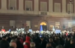 Tiran'da protestocular Sırbistan bayrağı yaktı