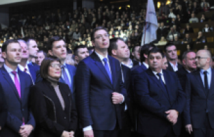 Vucic liderliğindeki SNS açık ara önde