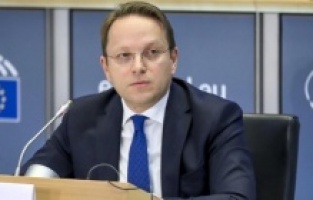 Dodik'i desteklemekle suçlanan Varhelyi hakkında soruşturma talebi