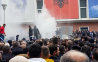 Berişa yanlıları Tiran'da Demokratik Parti merkezini ele geçirmeye çalıştı