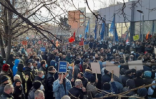 Kosova’da protestocular Başbakan Kurti’yi istifaya çağırdı