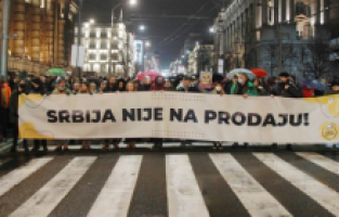 Sırbistan’da protestocular kazandı