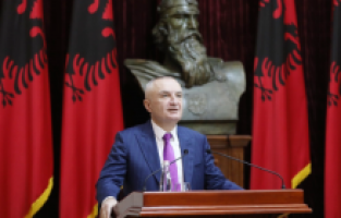 Arnavutluk Anayasa Mahkemesi, Cumhurbaşkanının azline ilişkin kararı erteledi