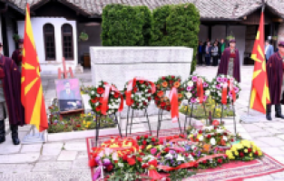 K. Makedonya ve Bulgaristan heyetleri Gotse Delçev’in mezarına çelenk bıraktı