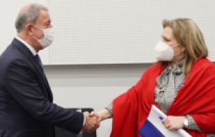 Milli Savunma Bakanı Akar, K. Makedonya Savunma Bakanı Petrovska ile görüştü