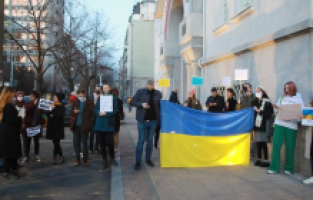 Rusya’nın Podgoritsa, Zagreb ve Belgrad büyükelçilikleri önünde protesto