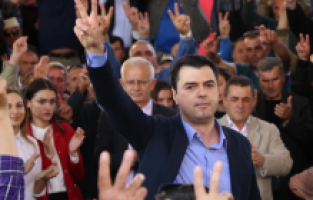 Arnavutluk ana muhalefet partisi lideri istifa etti