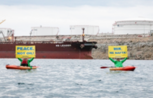 Hırvatistanlı Greenpeace aktivistleri, Rusya’dan petrol ithalatını protesto etti