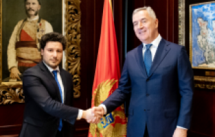 Karadağ’da hükümeti kurma görevi Abazovic’e verildi