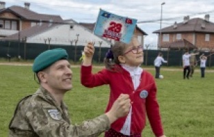Kosovalı çocuklar Türk askerlerin düzenlediği şenlikte eğlendi