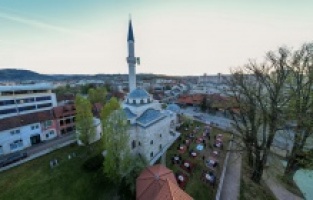 Tarihi Ferhad Paşa Camisi’nde geleneksel iftar sofraları kuruldu