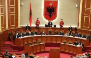 Arnavutluk’ta adaysız seçim