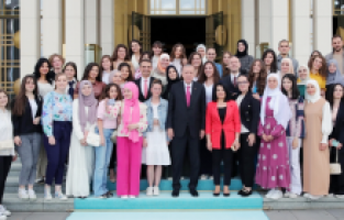 Cumhurbaşkanı Erdoğan, Novi Pazar Türk Kültür Merkezi öğrencilerini kabul etti