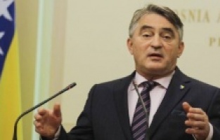 Komsic'ten Yüksek Temsilci Schmidt'e seçimler için bütçe çağrısı